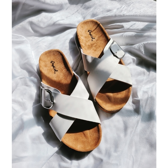 🚨ONLY A FEW PAIRS LEFT// White vegan leather slide - Picture 3 of 3